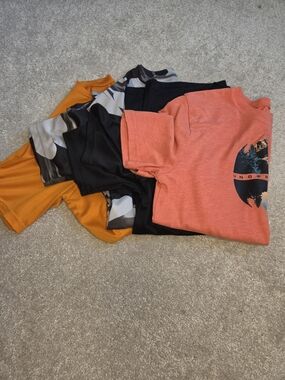 Under Armour Graphic Short Sleeve Tees, Youth Large, Lot Of 4